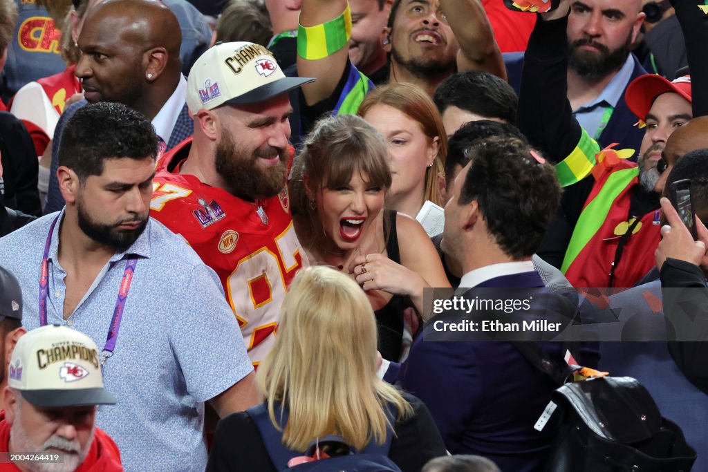 Travis Kelce #87 of the Kansas City Chiefs celebrates with Taylor Swift after defeating the San Francisco 49ers 25-22 in overtime during <strong><a  data-cke-saved-href='https://www.vavel.com/en-us/nfl/2024/01/21/1169440-baltimore-ravens-34-10-houston-texans-mvp-candidate-jackson-show-why-he-deserves-top-award.html' href='https://www.vavel.com/en-us/nfl/2024/01/21/1169440-baltimore-ravens-34-10-houston-texans-mvp-candidate-jackson-show-why-he-deserves-top-award.html'>Super Bowl</a></strong> LVIII at Allegiant Stadium on February 11, 2024 in Las Vegas, Nevada. (Photo by Ethan Miller/Getty Images)