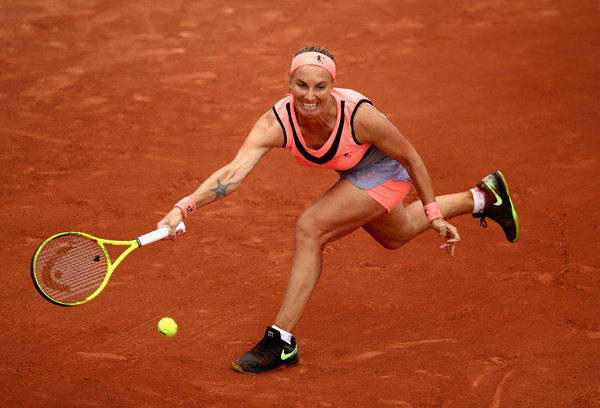 Svetlana Kuznetsova runs to hit a forehand | Photo: Julian Finney/Getty Images Europe