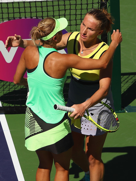 Svetlana Kuznetsova and Elena Vesnina exchange a hug after the high-quality encounter | Photo: Clive Brunskill/Getty Images North America