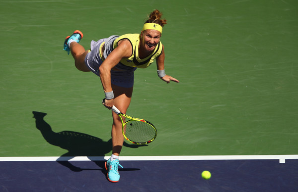 Svetlana Kuznetsova serves during the final, and she narrowly stole the first set after a marathon 70 minutes | Photo: Clive Brunskill/Getty Images North America