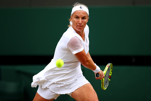 Svetlana Kuznetsova hits a backhand during the match | Photo: Clive Brunskill/Getty Images Europe