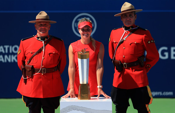 Svitolina poses with the trophy and two member of the Royal Canadian Mounted Police, aka: the Mounties. Photo: Vaughn Ridley/Getty Images