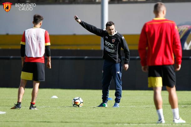Le immagini di De Zerbi a dirigere il suo primo allenamento. | Fonte: sito ufficiale Benevento Calcio