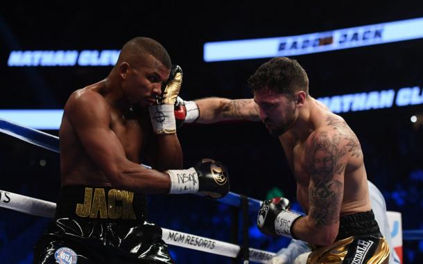 Badou Jack se cubre de un golpe de Cleverly. Fuente: Getty images