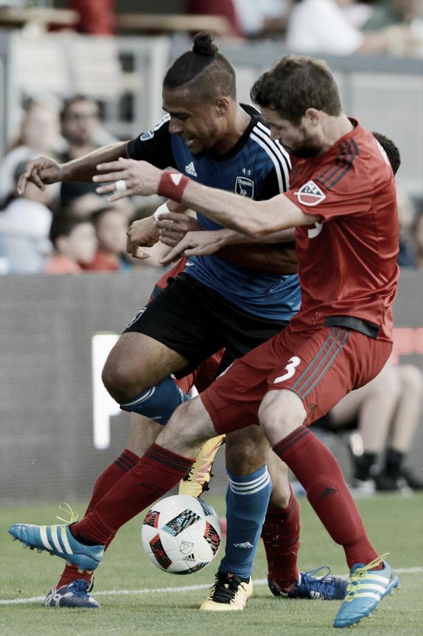 Quintero and Moor fight for the ball. | Source: Scot Tucker/SFBay