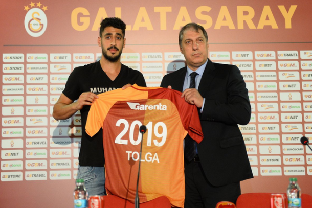 Tolga Cigerci pictured with his new shirt after being officially unveiled as a Galatasaray SK player. | Image source: Elbe Express