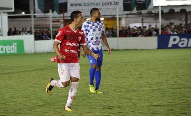 Thiago Alagoano celebrando um gol contra o São José (Foto: Reprodução/Instagram São Luiz)
