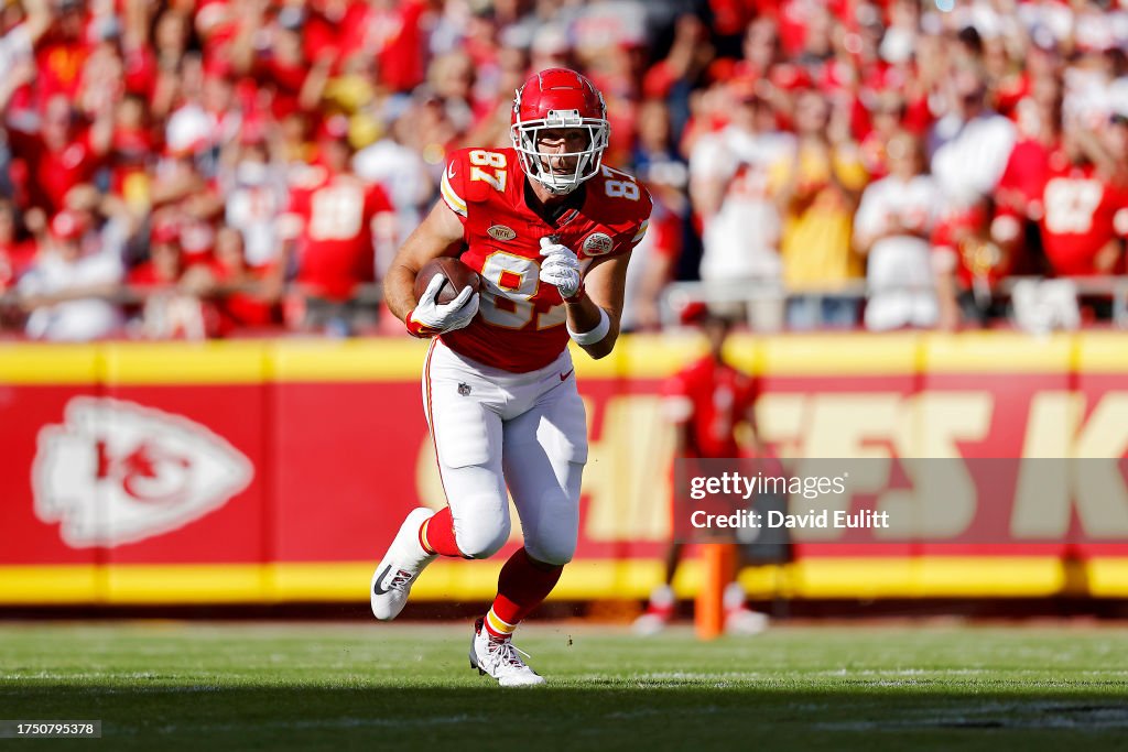 Travis Kelce #87 of the Kansas City Chiefs runs with the ball during the first quarter against the Los Angeles Chargers at GEHA Field at Arrowhead Stadium on October 22, 2023 in Kansas City, Missouri. (Photo by David Eulitt/Getty Images)