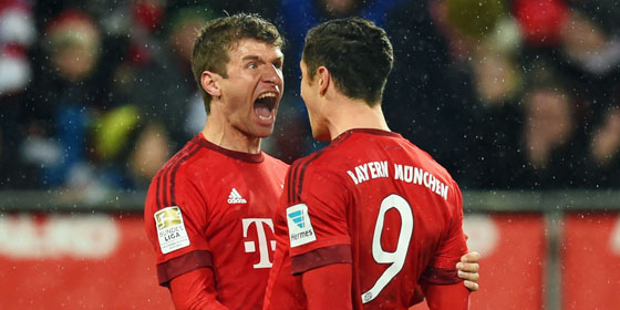 Bayern's goalscorers embrace. | Image source: kicker