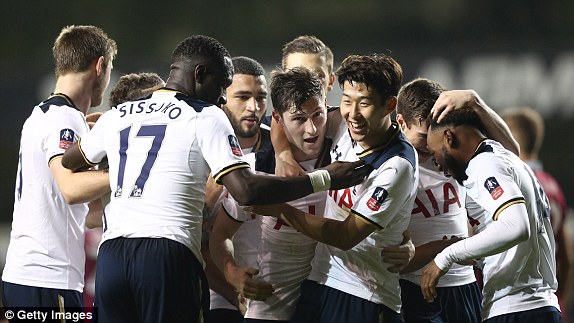 Los jugadores del Tottenham forman una piña para celebrar el gol de Ben Davies en un partido de la FA Cup | Fotografía: Getty Images