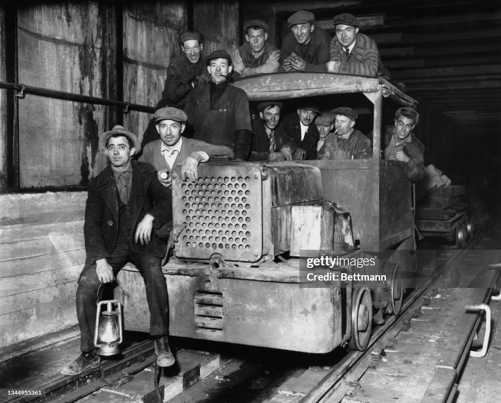 Trabajadores del metro  Un grupo de trabajadores del metro dirigiéndose a trabajar en un vehículo, el primero en haber recorrido el sistema de metro de la Octava Avenida, Ciudad de <strong><a  data-cke-saved-href='https://www.vavel.com/es/futbol/2024/07/30/real-madrid/1190365-previa-real-madrid-ac-milan-primer-partido-en-tierras-estadounidenses.html' href='https://www.vavel.com/es/futbol/2024/07/30/real-madrid/1190365-previa-real-madrid-ac-milan-primer-partido-en-tierras-estadounidenses.html'>Nueva York,</a></strong> 27 de noviembre de 1929. (Foto por Bettmann Archive/Getty Images)