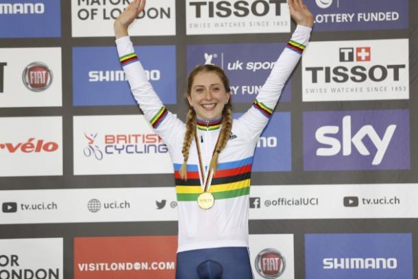 Laura Trott celebrates with her second gold medal of the week after winning the Omnium (image via: Sunada)