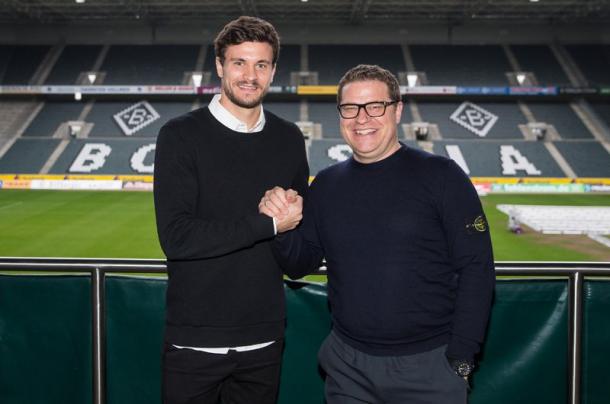 Tobias Strobl was all smiles with sporting director Max Eberl upon signing the deal. Photo: Borussia Mönchengladbach