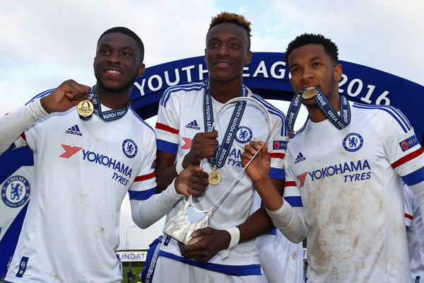 Abraham con la Youth League conquistada por el Chelsea. Foto: Zimbio