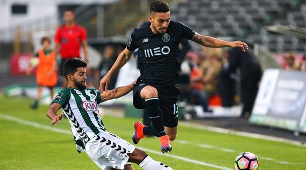 Telles intentando progresar por el carril zurdo en Setúbal | Foto: FC Porto