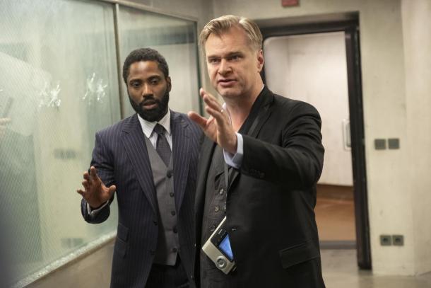 John David Washington y Christopher Nolan en el set. Fuente: Filmaffinity