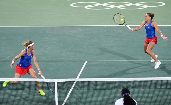 Lucie Safarova (L) and Barbora Strycova in action during their first round doubles match against Serena and Venus Williams at the Rio 2016 Olympic Games. | Photo: Photo: Martin Bernetti/AFP