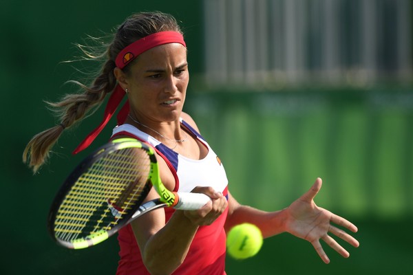 Monica Puig hits a forehand during her third round match against Garbiñe Muguruza at the Rio 2016 Olympic Games. | Photo: Martin Bernetti/AFP