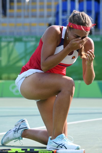 Monica Puig in shock after defeating Garbiñe Muguruza in the third round of the Rio 2016 Olympic Games. | Photo: Martin Bernetti/AFP