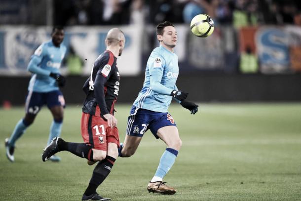 Thauvin no pierde de vista la mirada de la pelota. Foto: Ligue 1.