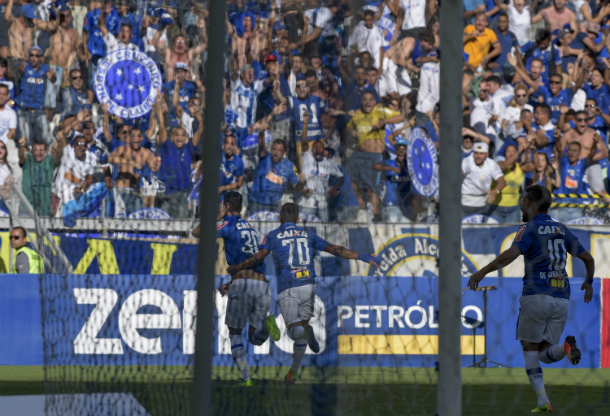 Thiago Neves corre em direção à torcida após marcar seu primeiro gol com camisa celeste (Foto: Washington Alves/Cruzeiro)