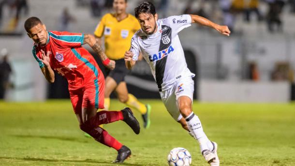 Tiago Real volta de suspensão e deve retomar sua vaga de titular (Foto: Fabio Leoni/PontePress)