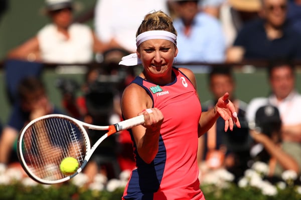 Timea Bacsinszky hits a forehand, a shot that has been much of a burden to her in this match | Photo: Clive Brunskill/Getty Images Europe