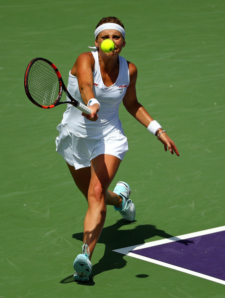 Timea Bacsinszky running for a forehand. | Photo: Mike Ehrmann/Getty Images