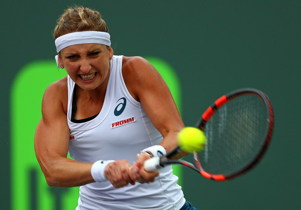 Timea Bacsinszky striking a backhand at the 2016 Miami Open. | Photo: Mike Ehrmann/Getty Images