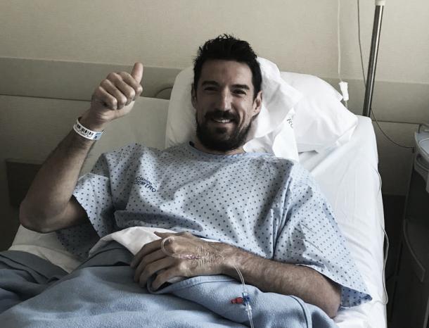 Imagen de Toché tras ser operado de ru rodilla izquierda | Foto: Twittter Real Oviedo (@RealOviedo)