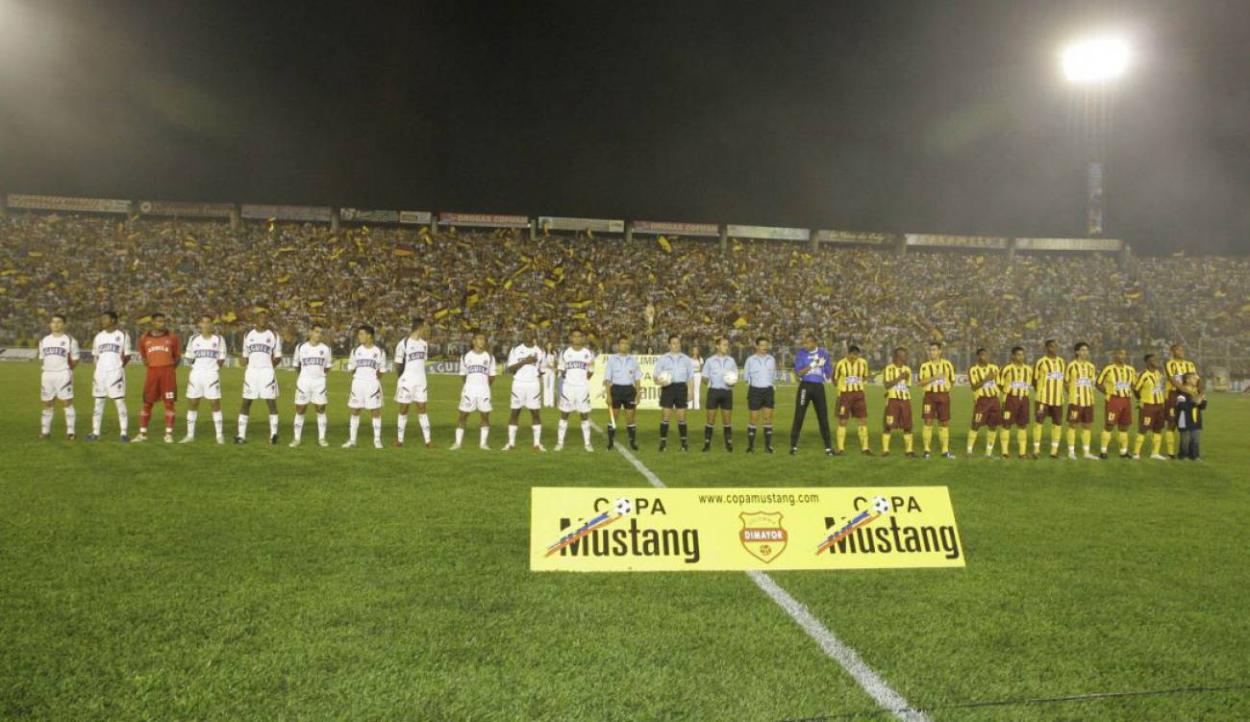 Cucuta Deportivo y Deportes Tolima ubicados para el acto protocolario previo al inicio del partido. Foro: COLPRENSA