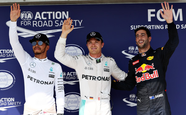 Nico Rosberg (centro), Lewis Hamilton (esq.) e Daniel Ricciardo (dir.): os três primeiros da classificação em Hungaroring (Foto: Mark Thompson/Getty Images)