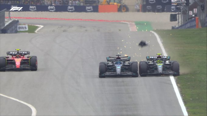 Toque entre Hamilton y Russell. / Fuente: Twitter @F1