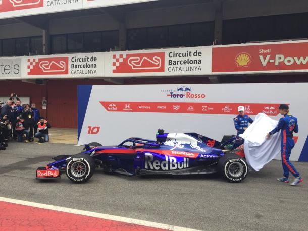 Carro foi revelado minutos antes do começo das sessões (Foto: Divulgação/Scuderia Toro Rosso)