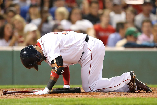 Eduardo Nuñez was forced to leave the game early after aggravating the right knee injury that sidelined him for 13 games. | Photo: Adam Glanzman/Getty Images