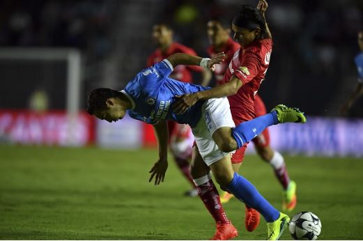 Erick Torres (in blue) during his time with Cruz Azul in 2016 | Source: Yuri Cortez - AFP/Getty Images