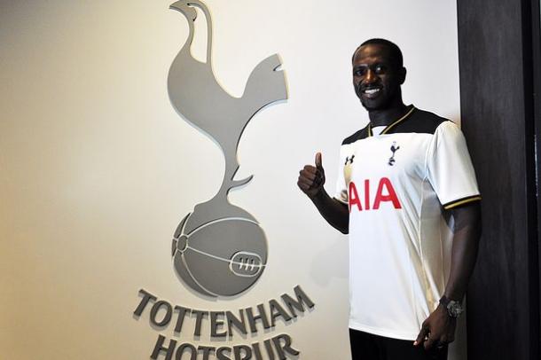 Sissoko posando con la camiseta de su nuevo club. Foto: Tottenham