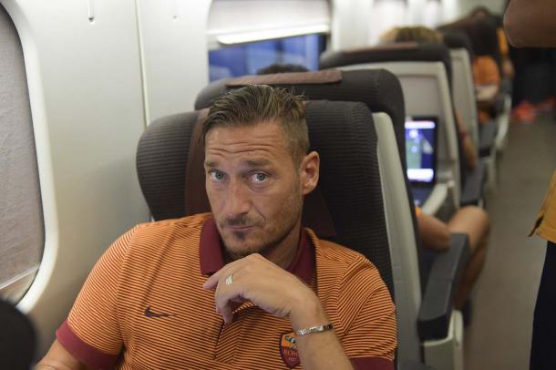 Totti in viaggio verso Pinzolo, twitter @OfficialASRoma