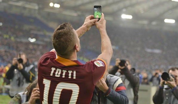Totti y su famoso selfie ante la Lazio / Foto: Roma
