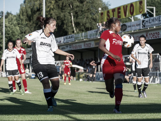 Twente's Lineth Beerensteyn (7) scored a hat-trick. Photo: Twitter @FCTwenteVrouwen