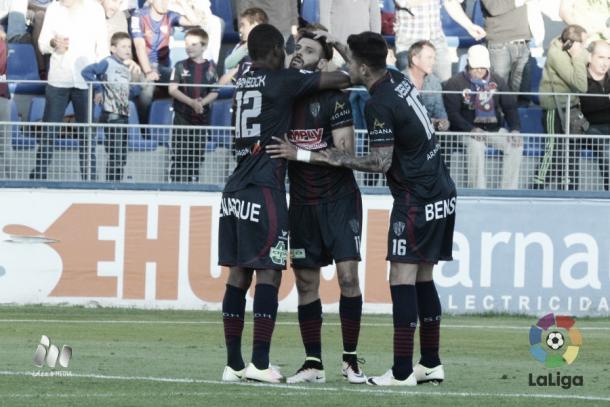 Tyronne es felicitado por sus compañeros tras marcar el gol del empate | Fotografía: La Liga