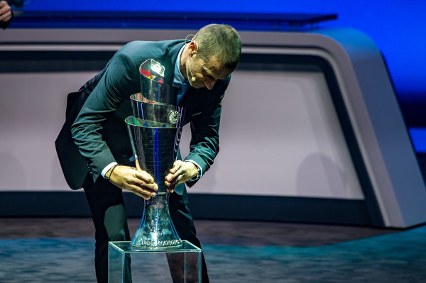 El presidente de la UEFA con el nuevo trofeo. Foto: Getty Images