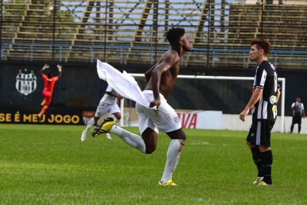 Gustavo Vintecinco comemorou o gol da virada com a torcida (Foto: João Carlos Nascimento/O Liberal)