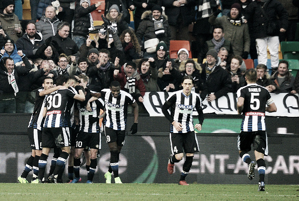 Jogadores da Udinese comemoram o gol da virada (Foto: Dino Panato/Getty Images)