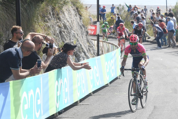 Momento en el que Ulissi deja atrás a la fuga y se marcha en solitario | Fotografía: Giro de Italia