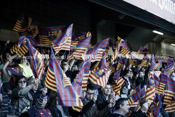 La afición del Futbol Club Barcelona ondeando las banderas repartidas por todo el Mini Estadi. Foto: Gerard Franco