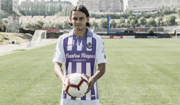 Enes Ünal posa como nuevo jugador del Real Valladolid / Fuente: Real Valladolid