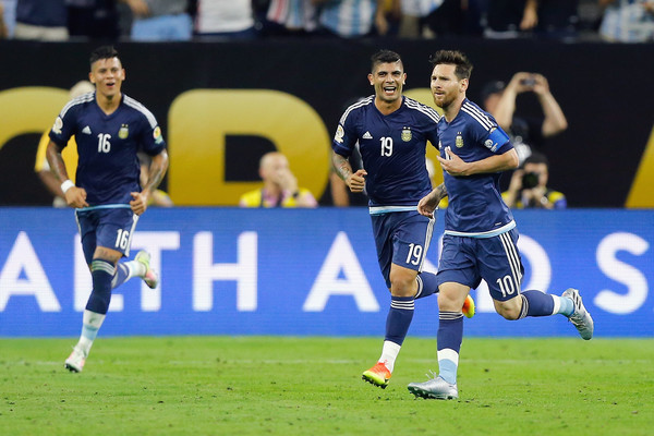 Messi otra vez desplegó su magia e hizo sencillo, lo que para otros es difícil. Foto: Zimbio.