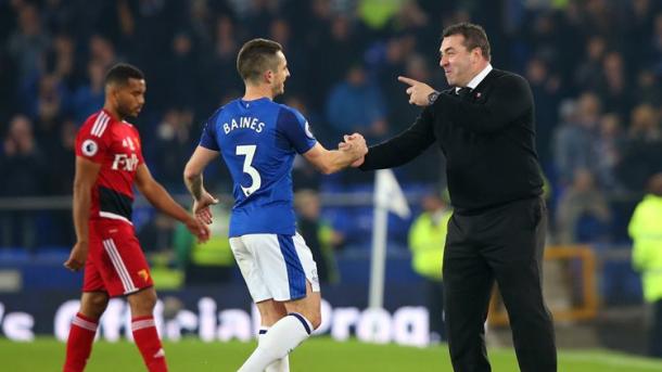 Baines siendo felicitado por Unsworth | Imagen: Everton FC