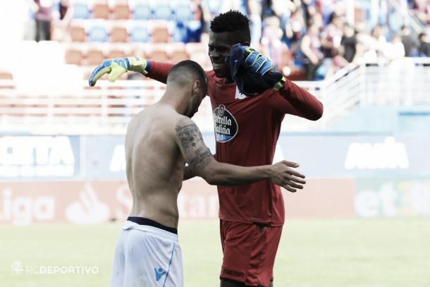 Uzoho recibe felicitaciones de Guilherme en su debut | Imagen vía RC Deportivo